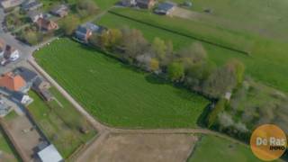 NIEUWERKERKEN - Uniek gelegen bouwgrond, geschikt voor het bouwen van een open bebouwing, op een uitstekende locatie op een perceel van 4.191m² (lot 1 + achtergrond).<br /><br />Dit perceel bouwgrond heeft een straatbreedte van circa 14m (dat achteraan breder wordt) en een diepte van circa 50m (zonder achtergrond) wat het mogelijk maakt een open bebouwing te realiseren met een bouwdiepte van maximum 15m op het gelijkvloers en 12m op het verdiep. De maximum bouwbreedte bedraagt vooraan 7,8m en achteraan 10,8m.<br />Vrije keuze dakvorm (plat of hellend). <br /><br />Het perceel heeft een perfecte zuidoriëntatie, wat maakt dat de tuin doorheen de dag veel zon geniet.<br /><br />De achterliggende grond van 34a is ideaal voor wie op zoek is naar een plek voor het houden van dieren of die gewoon ruimte zoekt.<br /><br />Deze grond beschikt over een zeer vlotte bereikbaarheid dankzij de nabijheid van de E40, station en openbaar vervoer. Scholen, supermarkten, winkels, grote markt Aalst,.. zijn ook te vinden in de directe omgeving.<br /><br />Prijs excl. aansluitingskosten nutsvoorzieningen ten belope van €5.000 incl. BTW<br /><br />Kortom, deze unieke aanbieding biedt de perfecte kans om jouw ideale thuis te creëren op een uitstekende locatie. Voor meer info of inzicht in de bouwvoorschriften: 053/60.65.60