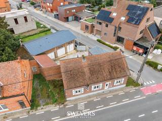 Voor meer info en foto’s, surf naar www.swevers.be – Op een rustige locatie in Zepperen wacht deze vrijstaande fermette op nieuwe eigenaars die op zoek zijn naar ruimte en renovatiemogelijkheden. De woning, gebouwd in 1930, biedt een bewoonbare oppervlakte van ca. 130 m² op een perceel van 499 m² en vormt de ideale basis om volledig naar eigen smaak af te werken. Een absolute troef is Een absolute troef van deze eigendom is de uitzonderlijk ruime, aangebouwde polyvalente ruimte van maar liefst 85 m², momenteel gebruikt als garage met plaats voor twee wagens, of kan dienen als atelier, werkruimte en een extra zolder voor opslag.<br />Binnen beschikt de woning over een hal, een gezellige living met aansluitende eetkamer, een keuken, een badkamer en twee ruime slaapkamers van elk ca. 14 m². Dankzij de gelijkvloerse indeling geniet u van optimaal wooncomfort. Via een vaste trap bereikt u de zolder, waar extra slaapkamers, een hobbyruimte of bureau kunnen worden ingericht. Verder beschikt de woning over een kelder van ca. 25,4 m². De gezellige binnenkoer met westelijke oriëntatie biedt een aangename plek om in de namiddag- en avondzon te genieten. Ook de ligging is een pluspunt. De autosnelweg ligt op slechts 2,2 km, openbaar vervoer op 200 meter, winkels op 750 meter, restaurants op 200 meter en ontspanningsmogelijkheden op wandelafstand. Scholen bevinden zich op ongeveer 2,4 km. Een woning met karakter, veel potentieel en tal van uitbreidingsmogelijkheden voor wie een eigen woonproject wil realiseren. Voor meer informatie, bel 011 255 155. Bron bewoonbare oppervlakte: EPC – verslag. Dit pand is onderworpen aan de renovatieverplichting van de Vlaamse overheid voor residentiële gebouwen (behoudens bij sloop binnen 5 jaar na de aankoop). Consulteer voor meer informatie de website van het Vlaams Energie- en Klimaatagentschap via https://www.vlaanderen.be/een-huis-of-appartement-kopen/renovatieverplichting-voor-residentiele-gebouwen.