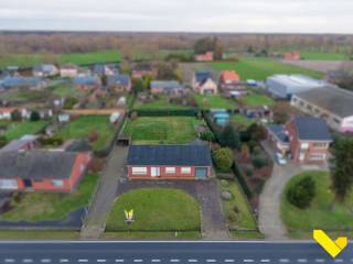 Gelijkvloerse woning op prachtig perceel van 1.683m²!Deze woning is gelegen in een rustige omgeving tussen Meerhout en Geel. Prima onderhouden, en...