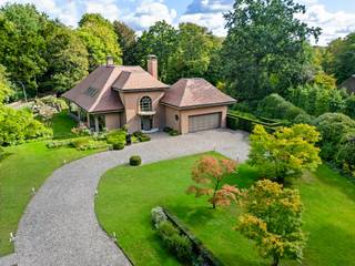 Gelegen aan de prestigieuze Bisschoppenhoflei in het groene en residentiële Brasschaat, bevindt zich deze uitzonderlijke villa die luxe, ruimte en rust perfect combineert. <br /><br />Deze exclusieve villa is gelegen op een royaal perceel (ca 1ha) en beschikt over een bewoonbare oppervlakte van maar liefst circa 664 m², verdeeld over drie volwaardige verdiepingen. De woning is ontworpen met oog voor comfort en elegantie, en biedt een hoogwaardige afwerking in elke ruimte. De zuidoost georiënteerde tuin is een oase van rust, met een prachtig aangelegd terras en een privézwembad dat uitnodigt tot ontspanning en buitenleven in stijl.<br /><br />Binnenin vindt u vier ruime slaapkamers, waaronder een indrukwekkende hoofdslaapkamer met en-suite badkamer en dressing. Daarnaast beschikken twee slaapkamers eveneens over een en-suite badkamer. In totaal zijn er drie badkamers aanwezig, allen afgewerkt met kwaliteitsvolle materialen. De keuken, met een oppervlakte van 46 m², is een droom voor elke culinaire liefhebber en sluit naadloos aan op de eetkamer en de lichtrijke woonkamer met zicht op de tuin.<br /><br />De villa beschikt verder over een recreatieruimte, een wijnkelder, een bureau, een serverruimte en een familie-/TV-kamer. De kelderverdieping beslaat 149,79 m² en biedt extra bergruimte en technische voorzieningen. De garage biedt plaats aan meerdere voertuigen en is rechtstreeks toegankelijk vanuit de woning.<br /><br />In de prachtig aangelegde tuin bevindt zich een zwembad met alle nodige voorzieningen, waaronder een afzonderlijk toilet en een douche, zodat u en uw gasten in alle comfort van een verfrissende duik kunnen genieten. Daarnaast is er een sfeervolle vijver die zorgt voor een extra vleugje rust en charme in de buitenruimte.<br /><br />Deze eigendom is een unieke kans voor wie op zoek is naar een luxueuze woonst in een van de meest gegeerde gemeentes van België. De combinatie van locatie, ruimte, afwerking en voorzieningen maakt dit pand tot een absolute parel op de vastgoedmarkt.<br /><br />Troeven:<br />- Zwembad en zonneterras<br />- Wijnkelder en recreatieruimte<br />- Hoogwaardige afwerking<br />- Privacy en rust<br />- Nabij winkels, scholen en openbaar vervoer<br />- EPC-score: 199 kWh / (m2/jaar)