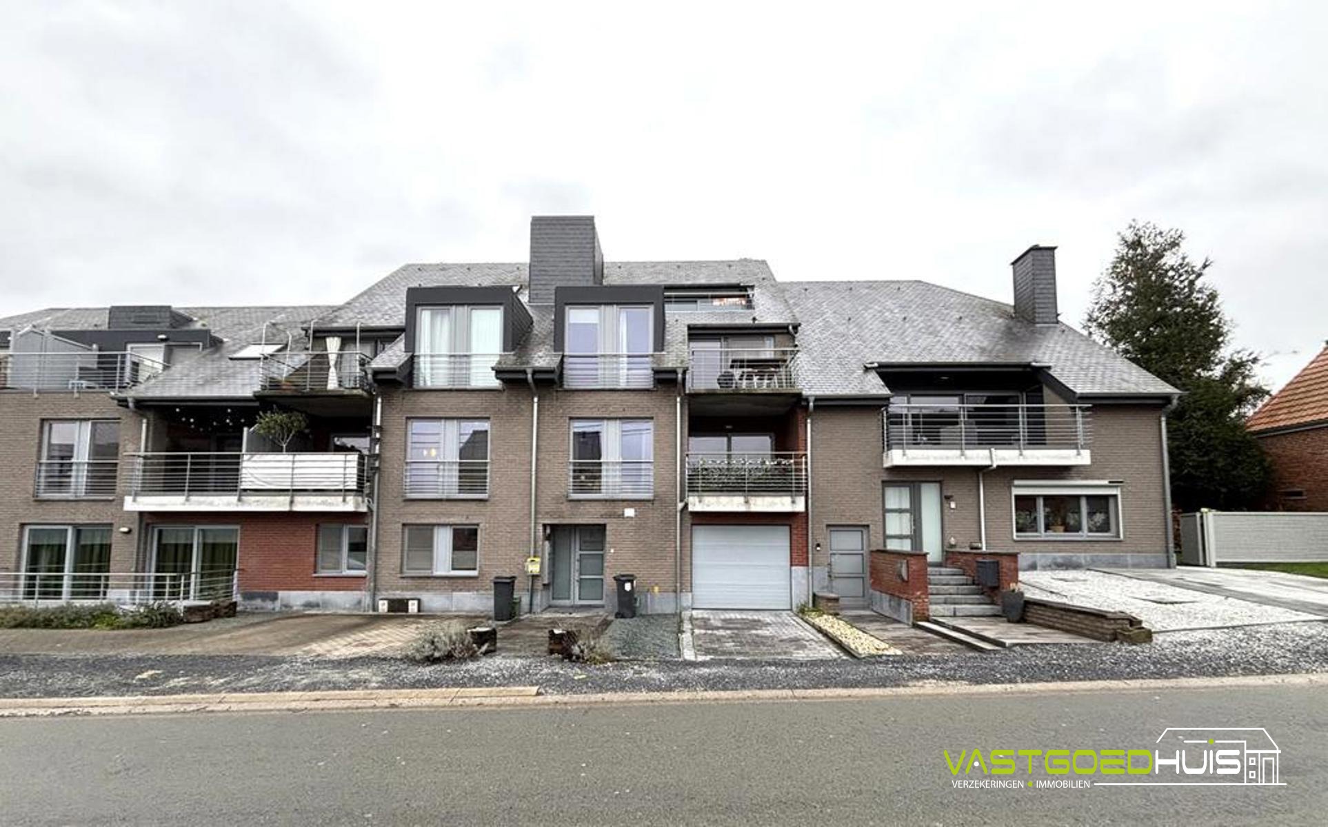 Hedendaags appartement met garage, terras en autostaanplaats - foto 1