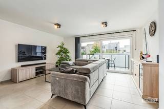 In de recente Residentie "De Bakkerie" vindt u op de tweede verdieping dit recente en moderne appartement met drie slaapkamers, waar comfort, licht en een kwalitatieve afwerking centraal staan. De residentie telt slechts één appartement per verdieping, wat zorgt voor extra privacy en rust. Meteen bij het uitstappen van de lift valt de verzorgde en luxueuze afwerking op, een gevoel dat doorheen het volledige appartement wordt doorgetrokken.<br /><br />Via de inkomhal en de stijlvolle glazen deur komt u in de ruime en lichtrijke leefruimte. De zithoek sluit rechtstreeks aan op een heerlijk zonovergoten terras, waar u plaats heeft voor een eettafel met stoelen of enkele ligzetels. Een ideale plek om in alle privacy te genieten van de zon en het buitenleven.<br /><br />Centraal in de leefruimte bevindt zich de moderne en volledig uitgeruste keuken. Dankzij de open indeling vormt deze het hart van de woning en wordt koken hier een aangename, gezellige bezigheid. De keuken is voorzien van kwalitatieve toestellen en biedt onder meer een combi-microgolfoven, combi-stoomoven, vaatwasser en inductiekookplaat. Aansluitend bevindt zich de praktische berging, waar ook een aansluiting voor de wasmachine is voorzien.<br /><br />Vanuit de eetplaats heeft u toegang tot een tweede terras aan de voorzijde van het gebouw, waar u kunt genieten van een aangenaam zicht op het centrum.<br /><br />Via de hal bereikt u het slaapgedeelte met drie volwaardige slaapkamers en de badkamer. De slaapkamers beschikken over mooie oppervlaktes, waarbij één slaapkamer bovendien geniet van een extra bergruimte. De ruime badkamer is stijlvol ingericht en beschikt over een riante inloopdouche en een mooi lavabomeubel.<br /><br />Ook technisch biedt dit appartement heel wat comfort. Zo is er vloerverwarming over het volledige appartement, een condenserende gasketel en zijn er elektrisch bedienbare screens en zonnewering aanwezig. Bovendien zijn er zonnepanelen voorzien, wat een mooie extra troef vormt op vlak van energiezuinigheid.<br /><br />De ligging is bijzonder aantrekkelijk: het appartement bevindt zich nabij de Grote Markt en op een boogscheut van de zeedijk en de haven. In de residentie is bovendien een fietsenberging en huisvuilokaal aanwezig.<br /><br />Een bijzonder comfortabele en stijlvolle woonplek voor wie op zoek is naar ruimte, privacy, hedendaags comfort én een centrale ligging.<br /><br />