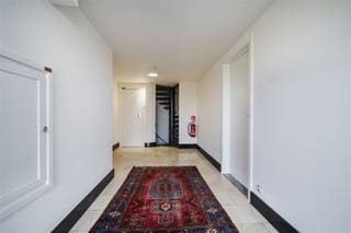 <p><span>Dit unieke hoekappartement op de tweede verdieping biedt u een ongekende woonervaring. Dankzij de hoekligging en de grote raampartijen baadt de woning de hele dag in het natuurlijke licht.</span></p><p><span>De highlights:</span></p><ul><li><span>Maximale privacy:</span><span> Slechts één appartement per verdieping.</span></li><li><span>Licht &amp; Ruimte:</span><span> Royaal hoekappartement met 2 volwaardige slaapkamers.</span></li><li><span>Toegankelijkheid:</span><span> Gelegen op de 2e verdieping, vlot bereikbaar met de </span><span>lift</span><span>.</span></li><li><span>Buitenruimte:</span><span> Gebruik van het aangename </span><span>gemeenschappelijk terras</span><span> op het gelijkvloers.</span></li><li><span>Parkeercomfort:</span><span> Inclusief private </span><span>garagestaanplaats én oprit</span><span> (staanplaats).</span></li><li><span>Bergruimte:</span><span> Grote berging op gelijkvloers</span></li></ul><p><span>Ligging:</span><span> Gelegen op de hoek van de Hemelakkers, bevindt u zich in een van de meest gegeerde straten van Brasschaat. Op wandelafstand vindt u de bruisende Bredabaan met zijn winkels en horeca, terwijl het Park van Brasschaat vlakbij is voor een ontspannende wandeling.</span></p><p><span>Indeling:</span><span> U betreedt het appartement via de centrale hal (met lift die direct op uw verdiep uitkomt). De ruime leefruimte geniet van een prachtig open zicht dankzij de hoekligging. Verder beschikt het appartement over een ingerichte keuken, twee comfortabele slaapkamers en een verzorgde badkamer. Uw wagen parkeert u veilig in de inpandige garage of op de bijbehorende oprit.</span></p><p><span>Huurprijs: 1250€ /maand </span></p><p><span>Gemeenschappelijke kosten: 50€</span></p><p><span>Interesse? Gelieve het formulier in te vullen op <span>https://www.sinjoor.be</span></span><span> , onderaan de advertentie van het appartement. Vervolgens neemt de dossierverantwoordelijke contact met u op.</span></p><p><span> </span></p>