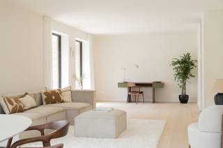 <strong>Bezoek deze woning tijdens de kijkdag op 23 mei van 10u tot 11u30 in de Polderstraat 86 te Oostduinkerke.</strong><br />
<ul>
<li>Volledig afgewerkte woning</li>
<li>E30</li>
<li>2 badkamers</li>
<li>4 slaapkamers</li>
<li><strong>6% btw mogelijk</strong></li>
</ul>
<br /><strong>OMGEVING</strong><br />In een nieuwe ontwikkeling in Oostduinkerke biedt Potrell deze moderne gezinsvilla aan.<br />De ruwbouw is reeds voltooid.<br /><br />Deze gezinswoning bevindt zich nabij de dorpskern van Oostduinkerke en is bereikbaar via een aparte toegangsweg. De ligging is een ideale combinatie voor wie houdt van rust en toch nabij het strand wilt wonen. bakker, slager, scholen, grootwarenhuizen,... zijn vlakbij. Sportievelingen kunnen hun hart ophalen bij verscheidene strandclubs, op het golfterrein of op één van de talrijke fiets, wandel- of ruiterroutes.<br /><br /><strong>INDELING</strong><br />De villa is gelegen op een perceel grond van maar liefst 1361 m<sup>2 </sup>en heeft een bewoonbare oppervlakte van 210 m<sup>2</sup>.<br /><br />Het gelijkvloers omvat een inkomhal met een apart toilet, een ruime zit- en eethoek met bureauruimte en een open keuken die naadloos aansluit op de berging. Op de eerste verdieping bevinden zich 4 ruime slaapkamers, twee badkamers, een berging en een apart toilet. Optioneel kan er een carport met fietsenberging worden voorzien, volledig aangepast aan je wensen.<br /><br /><strong>TUINAANLEG</strong><br />De volledige buitenaanleg is inbegrepen en omvat een oprit in grasdallen, een terras met keramische tegels, het inzaaien van gras, en een carport met fietsenberging.<br /><br /><strong>E-PEIL 30</strong><br />De woning is zorgvuldig ontworpen met aandacht voor detail en hoogwaardige materialen, met als resultaat een moderne uitstraling en duurzaamheid.<br />Deze energiezuinige woning wordt voorzien van vloerverwarming aangestuurd via een warmtepomp en zonnepanelen en heeft een E-peil van 30!<br /><br /><span>WONING OP MAAT | JOUW WONING, JOUW STIJL</span><br />Maak van deze woning jouw droomhuis op maat! Voeg je eigen smaak en persoonlijkheid toe en kies zelf de keuken, vloer en badkamer van jouw instapklare woning. Een eigen stek op maat van jouw wensen en stijl. Jij kiest, Potrell voert uit. Zo makkelijk is het!<br /><br /><em>Prijzen zijn exclusief kosten.</em>