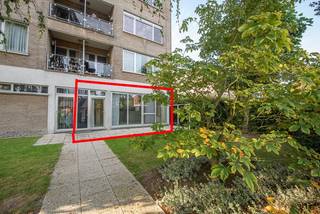 In het <span><strong>centrum van Deerlijk bevindt zich dit charmante gelijkvloersappartement in residentie Orchidee</strong></span>.<br />Via de inkomhal komt u terecht in de <span><strong>gezellige en lichtrijke woonkamer</strong></span>, waar de <span><strong>grote raampartijen zorgen voor een aangename lichtinval en een mooi uitzicht</strong></span> bieden op de <span><strong>gemeenschappelijke tuin van de residentie.</strong></span><br />De <span><strong>open keuken</strong></span> sluit naadloos aan op de leefruimte en creëert een open en aangename leefruimte.<br />Verder beschikt het appartement over een apart gastentoilet en <span><strong>1 slaapkamer met aansluitend een badkamer</strong></span>, uitgerust met een ligbad met douchemogelijkheid en een lavabo.<br />In de kelderverdieping is er nog een kelder.<br />Dankzij de <span><strong>centrale ligging</strong></span> bevindt u zich op wandelafstand van winkels, diensten en andere dagelijkse voorzieningen, waardoor u hier geniet van het comfort van wonen in het centrum, gecombineerd in een rustige omgeving. Dit appartement is dan ook een uitstekende keuze voor wie op zoek is naar een starters appartement of een interessante investering.<br />EPC : 348 en UC : 2389528