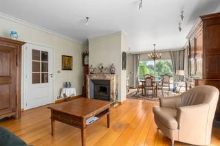 <p><span>Ligging<br /></span><span>Deze alleenstaande villa bevindt zich op een toplocatie in Sleidinge, op wandelafstand van het dorpscentrum. <br />Winkels, scholen, bibliotheek, het cultuurcentrum en het station liggen op wandelafstand.<br />Hier geniet je elke dag van een residentiële woonomgeving en het comfort van alles dichtbij.<br /><br /></span><span>Stijlvolle villawoning met 3 slaapkamers en heerlijke tuin<br /></span><span>Sommige woningen voelen vanaf het eerste moment als een thuis. <br />Deze karaktervolle villawoning is daar het perfecte voorbeeld van.<br />Jarenlang werd ze met liefde bewoond en met de grootste zorg onderhouden. <br />Kwalitatieve materialen, een tijdloze afwerking en een stijlvolle inrichting vormen de rode draad doorheen de woning.<br /><br />De ruime inkomhal verwelkomt je en leidt naar de sfeervolle leefruimte. <br />Hier vormt de prachtige schouw en het volparket het warme middelpunt van de zithoek.<br />De lichtrijke eetplaats aan het raam kijkt uit op de tuin en sluit naadloos aan op de keuken, van waaruit je rechtstreeks het terras en de tuin bereikt.<br />De woning beschikt op het gelijkvloers verder over een royale slaapkamer en een ruime badkamer, uitgerust met ligbad en douche.<br />Praktisch comfort is aanwezig dankzij een handige berging/wasplaats en een ruime garage.<br /><br />Achter een subtiel geïntegreerde spiegeldeur bevindt zich de trap naar de verdieping. <br />Boven wacht een ruime nachthal die zich perfect leent als bureau- of leeshoek, aangevuld met twee volwaardige slaapkamers en een tweede douchekamer.<br /><br />Buiten vormt de tuin een oase van rust. <br />Geniet van zonnige dagen aan de sfeervolle vijver, bewonder het kunstwerk dat karakter toevoegt aan de tuin of ontspan in alle privacy op het terras onder de xl zonneluifel.<br />Het tuinhuis biedt bovendien extra bergruimte voor tuinmateriaal of fietsen.<br /><br /></span><span>Troeven<br /></span><span>/ topligging<br />/ perfect onderhouden villawoning<br />/ tijdloze uitstraling<br />/ ruim wonen, ideaal voor een gezin<br /><br /></span></p>