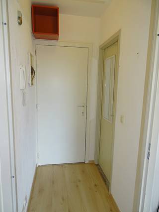 <strong>Koksijde-Bains, studio non-meublé situé au centre de Koksijde et à quelques pas de la plage, 3ième étage avec ascenseur.</strong><br /><br />Ce studio est situé au troisième étage et se compose d'un hall d'entrée, un séjour avec accès à la terrasse, cuisine ouverte et salle de bains avec douche, lavabo et toilette. Convient pour 1 personne et un contrat de location d'un an. Visites uniquement sur rendez-vous.<br /><br />Loyer : 650 €/mois, charges de copropriété comprises + la consommation d'eau chaude et de chauffage
