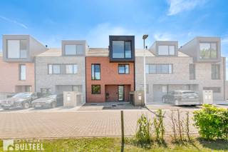 Welkom in deze stijlvolle BEN-woning uit 2022 waar ruimte, licht en hedendaags wooncomfort centraal staan. Zodra u binnenkomt, wordt u verrast door een uitzonderlijke leefruimte met een plafond dat open is tot in de nok. De grote raampartijen en de vide zorgen voor een unieke sfeer en een overvloed aan natuurlijk licht gedurende de hele dag. De open leefruimte vormt het hart van de woning en sluit naadloos aan op de moderne en ingerichte keuken. Bovendien beschikt u op het gelijkvloers nog over een berging en een apart toilet. Op de eerste verdieping zijn er 2 slaapkamers, een badkamer met bad, inloopdouche, dubbele lavabo en toilet en een wasplaats met op maat gemaakte dressing. Op de 2de verdieping is er een 3de grote slaapkamer en een open ruimte met uitzicht dat momenteel als bureauruimte is ingericht. Zuidgericht en zeer fraai aangelegde tuin met groenblijvende leibomen en uitweg achteraan. Twee autostaanplaatsen voor de woning met voorziening om elektrisch te laden. De ramen zijn voorzien van dubbele beglazing. Vloerverwarming via warmtepomp. Elektriciteit is conform en de woning beschikt over 10 zonnepanelen. Gemeenschappelijke fietsenberging. Zeer rustige ligging doch op wandelafstand van het centrum van Waasmunster. Diverse fiets- en wandelroutes in de omgeving. Goede verbinding naar E17. Kortom, een unieke kans voor wie op zoek is naar een moderne en hedendaagse woning met karakter. Boek vandaag nog uw afspraak!