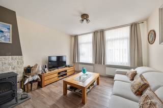 <p><strong>Recent gerenoveerd gelijkvloers appartement met tuin en ruime garage/magazijn</strong></p><p><strong></strong></p><p>Dit recent gerenoveerde gelijkvloers appartement bevindt zich in een kleinschalig appartementsgebouw en combineert hedendaags comfort met een praktische indeling. Dankzij de grondige renovatie geniet u hier van een lichtrijke leefomgeving, moderne afwerkingen en aangename buitenruimte.</p><p></p><p>Het appartement heeft een bewoonbare oppervlakte van ca. 105 m². U komt binnen in de ruime living, waar de grote raampartijen zorgen voor een mooie lichtinval. De open haard brengt extra sfeer en gezelligheid in de leefruimte. Aansluitend bevindt zich de open keuken met kookeiland, ideaal voor wie houdt van een open en functionele woonbeleving.</p><p></p><p>Verder beschikt het appartement over een vernieuwde badkamer en een ruime slaapkamer van ca. 15 m², die voldoende plaats biedt voor een volwaardige slaapkamerinrichting.</p><p> </p><p></p><p></p><p>Een belangrijke meerwaarde is het exclusieve gebruik van de oprit, de achterliggende zuidgerichte tuin en het ruime magazijn/garage van ca. 50 m². Deze extra ruimte biedt tal van mogelijkheden, zowel voor stockage, hobby, atelier als garagegebruik. Bovendien beschikt het appartement over eigen zonnepanelen en aparte tellers voor gas, elektriciteit en water.</p><p> </p><p></p><p></p><p><strong>Locatie</strong></p><p></p><p>Het appartement is gunstig gelegen met een vlotte bereikbaarheid. Winkels, scholen, openbaar vervoer en belangrijke invalswegen bevinden zich in de nabije omgeving. Hierdoor woont u hier rustig en praktisch, met alle dagelijkse voorzieningen binnen handbereik.</p><p> </p><p></p><p></p><p><strong>TROEVEN</strong></p><p>+ Recent gerenoveerd gelijkvloers appartement</p><p>+ Eigen zonnepanelen en aparte tellers voor gas, elektriciteit en water</p><p>+ Ruime garage/magazijn van ca. 50 m²</p><p>+ Privatieve zuidgerichte tuin en exclusief gebruik van de oprit</p><p>+ EPC-label C en elektriciteit conform AREI-wetgeving</p><p>+ Asbestveilig attest<br /> </p>
