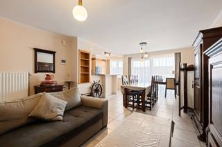 [[ DIT PAND NEEMT DEEL AAN DE ERA OPEN HUIZEN DAG OP 13/6 VAN 9:30 TOT 10:30 ]]
<p>Te koop: praktisch gesloten appartement in Hoboken, op Zuidweg 15, vlot bereikbaar via invalswegen.<br /><br />Dit appartement, gebouwd in 1998, biedt twee volwaardige slaapkamers ideaal voor starters, koppels of als investering. Inclusief garage en aparte berging voor extra comfort en handige opslagruimte. De praktische indeling geeft veel potentieel, terwijl voorzieningen, winkels en openbaar vervoer zich op korte afstand bevinden.<br /><br />Belangrijkste ruimtes:<br />• Woonkamer met aangename lichtinval<br />• Keuken met vaatwasser, dampkap, microgolfoven, koelkast, elektrische kookplaat, ontbijthoek en elektrische oven<br />• Twee slaapkamers<br />• Badkamer met ligbad, dubbele wastafel in meubel en mengkranen<br />• Apart toilet met handenwasser<br />• Wasplaats met aansluiting voor wasmachine en droogkast<br />• Garage met verlichting en elektriciteit<br />• Aparte berging<br /><br />Troeven:<br />• Twee volwaardige slaapkamers, geschikt voor diverse woonbehoeften<br />• Inclusief garage en aparte berging<br />• Praktische indeling op een vlot bereikbare locatie<br /><br />Neem vandaag nog contact op met je ERA-makelaar voor een bezoek.<br /><br />JOUW DROOMAPPARTEMENT. ZO GEVONDEN!</p>