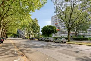 Ruim 3 slaapkamerappartement met zicht op groen.

Indeling:
Via de centrale inkomhal betreed je dit ruime appartement. Vanuit de hal kom je meteen in de lichtrijke woonkamer, waar je geniet van een prachtig uitzicht op de groene long van Linkeroever: het Sint-Annabos.

Zowel de hal als de woonkamer bieden toegang tot de praktische keuken, uitgerust met een spoelbak, oven, koelkast, vaatwasser en elektrisch kookvuur. Vanuit de keuken bereik je het ruime terras over de volledige breedte van het appartement. Dankzij de elektrische zonneluifel geniet je hier in alle comfort van zonnige dagen.

De nachthal leidt naar twee volwaardige slaapkamers, een apart gastentoilet, de badkamer en de ruime master bedroom. Deze master bedroom geeft toegang tot het tweede, royale terras aan de achterzijde van het appartement. Hier geniet je in alle rust van de avondzon en een prachtig uitzicht op de skyline van Antwerpen.

Bijzonderheden:
- Vrij uitzicht op het Sint-Annabos aan de voorzijde;
- Twee ruime terrassen, aan zowel de voor- als achterzijde van het appartement;
- De terrassen werden enkele jaren geleden volledig vernieuwd, inclusief nieuwe vloerafwerking en balustrades;
- EPC-label C – energieverbruik: 203 kWh/m²/jaar;
- staanplaats met extra berging, verplicht mee aan te kopen à €20.000,00.

Ligging:
Het appartement is uitstekend gelegen op Linkeroever, met scholen, winkels, openbaar vervoer en belangrijke invalswegen in de onmiddellijke omgeving. Je geniet hier van een unieke combinatie van rust, groen en een vlotte verbinding naar het centrum van Antwerpen.