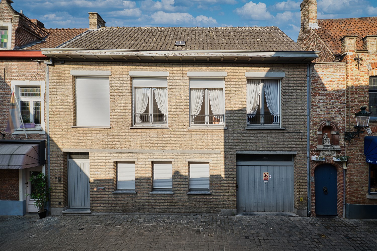 Hartje Brugge  TOP  TOERISTISCHE LIGGING , in de GOUDEN DRIEHOEK, Uitzonderlijk HANDELSPAND ( gevelbreedte 11 meter)                    LICHTRIJKE WINKELRUIMTE ,uitgevend op  Exclusieve STADSPATIO met overdekte rondgang van 105m²+ GARAGE van 30 m²  UNIEK  - photo 2