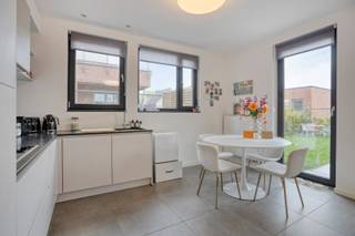 KIJKMOMENT ZA 13/12 van 09:30 tot 11:00 ! <br /><br />Dit instapklaar gelijkvloers appartement is uitstekend gelegen aan het Punt in Geel, op wandelafstand van openbaar vervoer, winkels en scholen. Dankzij de vlotte verbinding met de E313 en E314 bereik je moeiteloos de omliggende gemeenten en steden.<br /><br />Bij binnenkomst via de inkomhal kom je terecht in de lichtrijke leefruimte met open indeling. De moderne keuken is volledig uitgerust met een vaatwasser, combi-oven, koelkast, inductiekookplaat, afzuigkap en voldoende opbergruimte. De aangename zithoek en eetruimte vormen samen een gezellige leefomgeving.<br /><br />Via de nachthal heb je toegang tot twee slaapkamers, een stijlvolle badkamer, een apart toilet en een praktische berging met aansluiting voor een wasmachine. De slaapkamers zijn voorzien van rolluiken, wat zorgt voor extra comfort en privacy. De badkamer is uitgerust met een inloopdouche, wastafel met spiegelkast en handige opbergruimte.<br /><br />De volledig omheinde tuin van ca. 75 m² is een echt pluspunt: gezellig ingericht en voorzien van een prachtig overdekt terras waar je het hele jaar door kan genieten. Achteraan het perceel bevinden zich bovendien een private autostaanplaats en gemeenschappelijke tuinberging en fietsenberging, de autostaanplaats is verplicht aan te kopen aan € 16.000,00<br /><br />Dit appartement is ideaal voor starters, koppels of investeerders die op zoek zijn naar een kwalitatieve en zorgeloze investering op een centrale ligging in Geel.