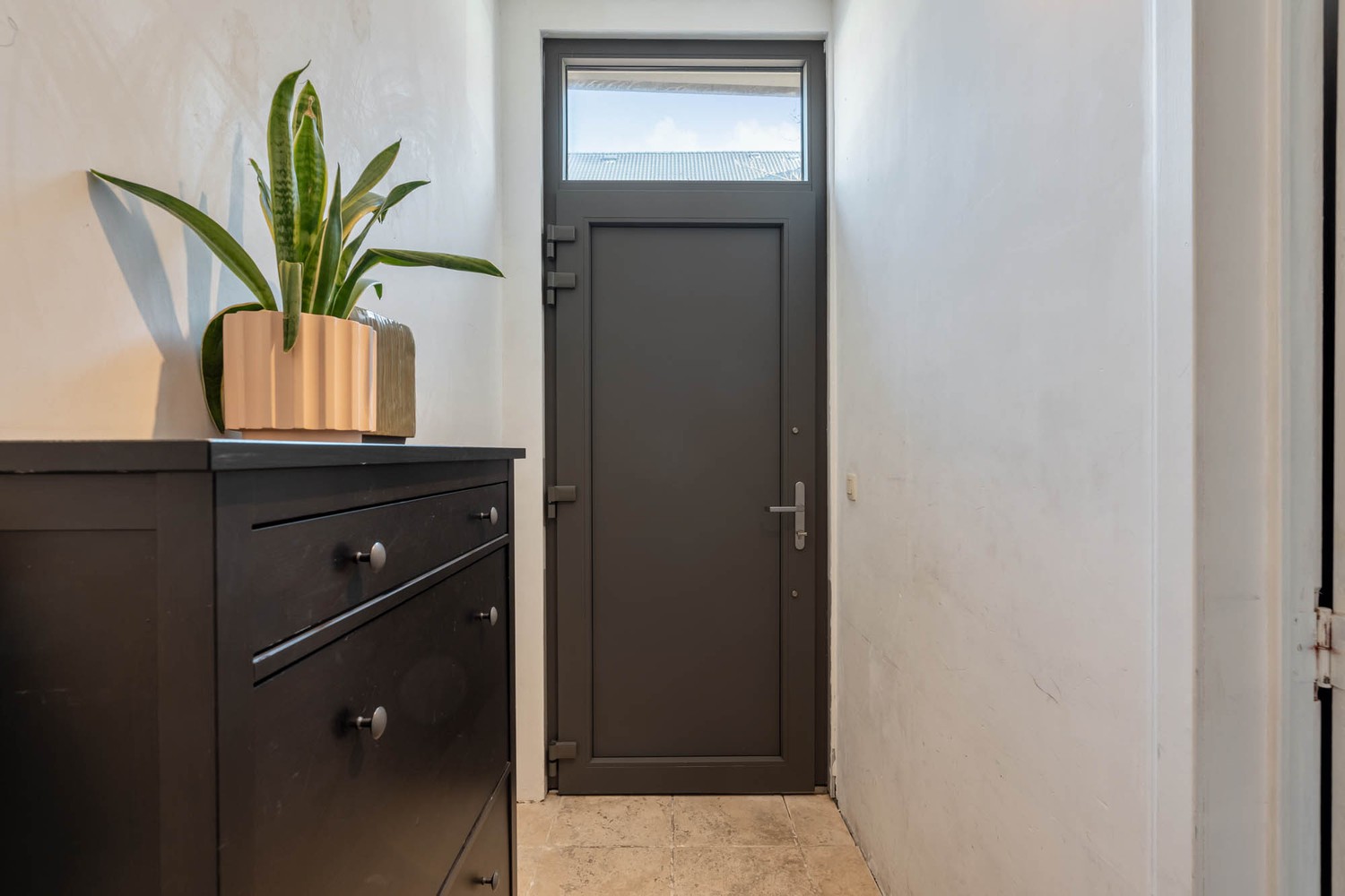 Goed gelegen halfopen bebouwing met 3 slaapkamers en een tuin met een poortje naar de straat te Wilsele! - foto 2