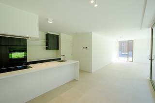 Dit hedendaags nieuwbouwappartement vind je terug aan de gezellige Groenplaats in Oud-Rekem, Lanaken. Het appartement werd opgeleverd in 2023 en maakt deel uit van het nieuwbouwproject "Radekheim". <br />Het is een 2-slaapkamerappartement gelegen op de gelijkvloerse verdieping met een bruto bewoonbare oppervlakte van 106m² en een gezellig terras van 10m².<br /><br />De indeling is als volgt:<br />Inkomhal met toegang tot het toilet. Via de inkomhal bereikt u de open keuken die een doorlopend geheel vormt met de eethoek en de leefruimte. In de leefruimte zorgen de grote raampartijen voor veel lichtinval. Via dit raampartij bereikt u tevens het terras waarop u van alle rust kan genieten. De twee slaapkamers, bergruimte en badkamer vervolledigen het appartement. <br />In de ondergrondse parkeergarage is een kelderberging voorzien, alsook een autostaanplaats.<br /><br />De lichtarmaturen zijn reeds voorzien in het appartement.<br /><br />Wil je dit appartement graag bezichtigen?  Maak dan een afspraak met Valere Vangeel op het nummer 0472 323 424 of via valere@vestio.com.
