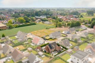 Op een rustige locatie in Handzame, gelegen in een doodlopende straat, bevindt zich deze exclusieve villa met een bewoonbare oppervlakte van maar liefst 276 m². Deze eigendom blinkt uit in ruimte, comfort en hoogwaardige afwerking. De woning werd met oog voor detail afgewerkt met duurzame en kwalitatieve materialen en biedt een uitzonderlijke woonbeleving voor wie op zoek is naar rust, luxe en privacy.<br /><br />Bij het binnenkomen wordt u verwelkomd in een stijlvolle inkomhal die meteen de toon zet voor de rest van de woning. De ruime en lichtrijke leefruimte vormt het hart van de woning en omvat een gezellige zithoek, een ruime eetplaats en een sfeervolle bar, ideaal om familie en vrienden te ontvangen.<br />Aansluitend bevindt zich de prachtige tuinkamer, een absolute blikvanger met zichtbaar houten dakgebinte, parketvloer en grote glaspartijen die binnen en buiten naadloos met elkaar verbinden. <br />De hypergeïnstalleerde keuken is een droom voor elke kookliefhebber en werd volledig uitgerust met hoogwaardige SMEG-toestellen. Verder beschikt het gelijkvloers over een ruime garage en een praktische berging.<br />Op de eerste verdieping bevinden zich drie volwaardige slaapkamers en een ingerichte badkamer voorzien van een ligbad, ruime inloopdouche en dubbele wastafel.<br /><br />Via een vaste trap bereikt u de tweede verdieping. Deze veelzijdige ruimte biedt tal van mogelijkheden en kan perfect worden ingericht als extra kinderkamer of hobbyruimte. Daarnaast is er nog een afzonderlijke zolderruimte aanwezig die dienst kan doen als extra opslagruimte.<br /><br />Ook buiten werd niets aan het toeval overgelaten. De volledig aangelegde tuin werd tot in de puntjes verzorgd en vormt een oase van rust. Een bijzondere blikvanger is de professioneel aangelegde koi-vijver, uitgerust met hoogwaardige technieken en installaties. Verder beschikt de eigendom over een ruime carport en een prachtig afgewerkt tuinhuis met bijkomende overdekte stallingsruimte.<br /><br />Deze villa combineert een rustige ligging, een hoogwaardige afwerking en uitzonderlijk veel ruimte, waardoor ze een unieke kans vormt voor wie op zoek is naar exclusief wonen in Handzame.<br /><br />Interesse? Contacteer Ward vandaag nog op 0470 20 66 88. <br /> 