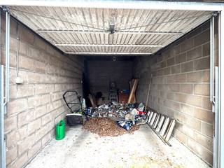 Gesloten GARAGEBOX op een TOPLOCATIE gelegen vlakbij de Gistelse Steenweg. Oppervlakte binnenkant: 6m x 2,78m.Inrit via de Jan Britostraat.Neem...