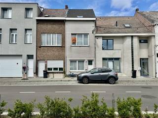 Deze instapklare woning werd van A tot Z gerenoveerd, inclusief een volledig nieuw dak, en combineert modern wooncomfort met een centrale ligging...