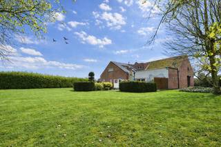 Op een unieke ligging in het groene Sint-Laureins vindt u deze veelzijdige woning met handelsruimte boordevol mogelijkheden. De...