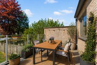 In een rustige straat in Assebroek vindt u deze perfect afgewerkte en instapklare bel-etagewoning, waar ruimte, licht en comfort naadloos...