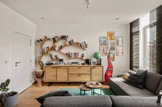 In de Statiestraat, op wandelafstand van het Centraal Station, bevindt zich dit instapklare en lichtrijke appartement op de derde verdieping van een volledig gerenoveerd gebouw.<br /><br />Het gebouw onderging in 2019 een totaalrenovatie, waardoor het appartement vandaag voldoet aan alle hedendaagse comforteisen. Dankzij de drie grote raampartijen en de zuidgerichte leefruimte geniet u hier de hele dag van een aangename lichtinval en een open ruimtegevoel.<br /><br />Met een bewoonbare oppervlakte van ca. 60 m² is het appartement praktisch en efficiënt ingedeeld. De leefruimte met open keuken vormt een aangename leefomgeving en sluit aan op het terras van 4 m², een fijne plek om even tot rust te komen.<br /><br />Indeling:<br />Lichtrijke leefruimte met open keuken (vaatwasmachine mogelijk)<br />Badkamer met inloopdouche<br />Berging<br />Terras van 4 m²<br /><br />Troeven van het appartement:<br />Lage gemeenschappelijke kosten - 50 euro/maand<br />EPC-score van 148 kWh/m² (label B)<br />Conforme elektrische keuring<br />Asbestveilig attest<br />Aparte meters voor water, gas en elektriciteit<br />Gemeenschappelijke fietsenberging<br />Gebouw gerenoveerd in 2019<br /><br />Ook als investering is dit appartement bijzonder interessant dankzij de centrale ligging en de vlotte verhuurbaarheid.<br /><br />Kortom, een ideale opportuniteit voor starters of investeerders die op zoek zijn naar een instapklaar appartement met veel licht en een uitstekende bereikbaarheid in Antwerpen.