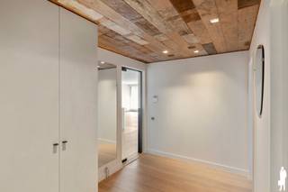 <p>Volledig gerenoveerd en instapklaar appartement van 121 m² + 26 m² terras</p>
<p>Gelegen in Residentie Hertogenpark.</p>
<p>Bij binnenkomst wordt u ontvangen in een ruime, stijlvolle inkomhal. Links een praktische vestiairekast, rechts een gastentoilet met handenwasser en een ruime berging/wasplaats.</p>
<p>De woon- en eetkamer met open keuken beslaat maar liefst 62 m² en is overweldigend licht dankzij de grote oostelijk georiënteerde ramen die uitkijken op het terras. De recente, moderne keuken is hyperuitgerust met ingebouwde koelkast, oven én combi-oven, inductiekookplaat met SenseCook-touchcontrole en vaatwasser. Keuken, achterwand én eiland zijn volledig bekleed met een luxe Dekton-werkblad.</p>
<p>Via de nachthal bereikt u de eerste logeerkamer van 11,6 m² met aansluitende, volledig uitgeruste douchekamer. De master bedroom meet 14,4 m² en beschikt over een dressingruimte met twee ingemaakte kasten van elk vier deuren. De ensuite badkamer werd in de zomer van 2025 volledig nieuw aangelegd: ruime inloopdouche, prachtig lavabomeubel met moderne spiegel, privatief toilet en stijlvolle sierradiator met handdoekdroger. Een elegante zwarte gefumeerde glazen deur met aluminium profiel tussen dressing en badkamer geeft een luxueuze touch.</p>
<p>Op niveau -1 is er een kelder van circa 9 m², inbegrepen in de prijs. Een ondergrondse autostaanplaats is optioneel beschikbaar voor € 25.000.</p>
<p>In 2013 werden overal nieuwe akoestische ramen met schuif-vliegenramen geplaatst (EPC 85 – label A). De dikke betonnen constructie en de ligging zorgen voor absolute stilte en rust binnenshuis. Het terras biedt een prachtig uitzicht op de boomtoppen en is voldoende beschut, zodat het het grootste deel van het jaar aangenaam toeven is.</p>
<p>Doorlopende parketvloeren overal, met marmer in de inkomhal en onderhoudsvriendelijke materialen in keuken en badkamers.</p>
<p>Dit instapklare appartement is werkelijk een parel.</p>