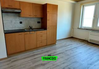 Op zoek naar een slimme investering of een gezellige woonst voor jezelf? Deze instapklare studio te Poperingseweg 79 bus 3A in Ieper combineert comfort met een centrale ligging en is ideaal voor alleenstaanden.<br /><br />Deze gerenoveerde studio bevindt zich op een vlot bereikbare locatie nabij het centrum van Ieper. De woonruimte is praktisch ingedeeld en baadt in natuurlijk licht. De open leefruimte sluit naadloos aan op de ingerichte keuken, wat zorgt voor een aangename en efficiënte woonbeleving. De badkamer is voorzien van alle nodige comfort. Dankzij de recente warmtepomp geniet je bovendien van energiezuinig wonen. Deze eigendom is een uitstekende keuze voor wie compact maar kwalitatief wil wonen in Ieper.<br /><br />De studio is momenteel verhuurd, waardoor dit een interessante investering is.<br /><br />Interesse in deze studio te koop in Ieper? Neem vandaag nog contact op met Immo Francois en plan je bezoek. Actief in Ieper, Zonnebeke en Langemark-Poelkapelle begeleiden wij je graag bij elke stap naar jouw nieuwe thuis.<br /><br />Woning verkopen in Ieper? Vraag je gratis schatting aan bij Immo Francois via ieper@immofrancois.be.<br /><br />