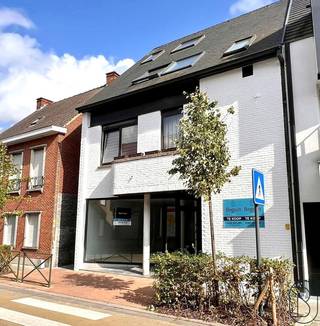 SUPER GELEGEN OPBRENGSTEIGENDOM bestaande uit een HANDELSGELIJKVLOERS? en 2 appartementen met TERRASSEN, VERHUURD aan CORRECTE HUURDER: rendement van meer dan 6%! VOLLEDIG ONDERKELDERD. LIFT aanwezig, IDEALE OPBRENGSTEIGENDOM op een goeie LOCATIE. INDELING: handelsgelijksvloers: handelsruimte (nu restaurant) met keuken en ruim privéterras achteraan. 1ste verdieping: appartement met 2 slaapkamers, inkomhal, groot terras, leefruimte met open keuken, apart toilet en badkamer. 2de verdieping: appartement met 1 grote slaapkamer, inkomhal, leefruimte met open keuken, apart toilet en badkamer. Dakverdieping: ingerichte studio! INFO en PLANNEN: info@immobeguin.be of 0486 606 600