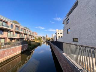 <p><span>Gelegen in de vernieuwde stadswijk DijleDelta, aan het groene Sluispark en op slechts enkele wandelpassen van het historische centrum van Leuven, zijn wij verheugd dit verrassend ruim duplex-appartement met tuin te koop aan te bieden. Dankzij de uitstekende bereikbaarheid en de vlotte verbinding naar belangrijkste invalswegen geniet u hier van een unieke combinatie van rust, groen en stedelijke dynamiek.<br /><br />Deze energiezuinige duplex bevindt zich op het gelijkvloers van de welonderhouden residentie Fiere Margriet, en werd in 2025 gerealiseerd door de gerenommeerde projectontwikkelaar Virix en ontworpen door Robbrecht &amp; Daem architecten.<br /><br />Met een bewoonbare oppervlakte van maar liefst 180 m² beschikt dit duplex-appartement over een inkomhal met vestiaire, een gastentoilet, een ruime living met vide voor extra veel lichtinval en toegang tot tuin met terras. Verder is er nog een volledig ingerichte keuken met aansluitend een praktische berging aanwezig op het gelijkvloers. De vaste trap leidt tot een nachthal met open bureau, drie volwaardige slaapkamers, twee badkamers en een apart toilet. De hoogwaardige afwerking, parketvloeren en vloerverwarming zorgen voor een tijdloze en luxueuze uitstraling. Last but not least kunnen de toekomstige bewoners genieten van een onderhoudsvriendelijke tuin van 64 m².<br /><br />Verder is de fietsenstalling inclusief en bestaat de mogelijkheid om één of meerdere autostaanplaatsen bij aan te kopen.<br /><br />Kortom, een ware opportuniteit voor mensen die energiezuinig, ruim, tijdloos en luxueus wensen te wonen op een toplocatie in Leuven. Interesse? Kom dan zeker eens een kijkje nemen, u bent van harte welkom! <br /><br />Verkoop onder het btw-stelsel. Het verlaagde btw-tarief van 6% is mogelijk, mits voldaan wordt aan de geldende voorwaarden.</span></p><p><span> </span></p>