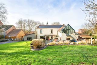 Discover this character property, harmoniously combining a high-quality private living space with an independent professional area, ideal for...