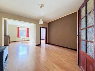 <h1><span>Appartement met 2 slaapkamers te koop in Jette – Spiegelwijk – ± 100 m²</span></h1>
<p><span>We Invest Bruxelles-Europe biedt u dit ruime appartement met 2 slaapkamers van ongeveer 100 m² aan, ideaal gelegen in de gegeerde Spiegelwijk in Jette, vlak bij winkels, scholen, openbaar vervoer en belangrijke verbindingswegen.</span></p>
<p><strong><span>BEZOEKEN OP AFSPRAAK met Olivier Halleux: +32 486 688 625</span></strong></p>
<p><span>Gelegen op de 2e verdieping van een kleine mede-eigendom bestaande uit een commerciële gelijkvloerse ruimte en drie appartementen, geniet dit pand van lage gemeenschappelijke kosten, veel natuurlijke lichtinval en een bijzonder praktische indeling.</span></p>
<h3><span>Indeling</span></h3>
<ul>
<li><span>Inkomhal</span></li>
<li><span>Ruime en lichtrijke woonkamer</span></li>
<li><span>Volledig uitgeruste keuken</span></li>
<li><span>Eetkamer</span></li>
<li><span>2 ruime slaapkamers</span></li>
<li><span>Douchekamer</span></li>
<li><span>Apart toilet</span></li>
<li><span>Wasruimte</span></li>
<li><span>Gesloten balkon</span></li>
<li><span>Privatieve kelder</span></li>
</ul>
<h3><span>Uitrusting</span></h3>
<ul>
<li><span>Dubbele beglazing</span></li>
<li><span>Individuele meters (water, gas en elektriciteit)</span></li>
<li><span>Lage syndickosten</span></li>
</ul>
<p><span>Vrij bij akte.</span></p>
<p><span>Op te frissen naar eigen smaak.</span></p>
<p><strong><span>EPC: F</span></strong></p>
<h3><span>Stedenbouwkundige informatie</span></h3>
<p><span>De appartementen zijn momenteel ingericht als appartementen met 2 slaapkamers, maar staan stedenbouwkundig geregistreerd als appartementen met 1 slaapkamer.</span></p>
<h3><span>Investeringsopportuniteit</span></h3>
<p><span>Bruto-oppervlakte volgens EPC: ongeveer 93 m².</span></p>
<p><span>Energielabel: F.</span></p>
<p><span>Stedenbouwkundige vergunning in orde.</span></p>
<h3><span>Troeven</span></h3>
<p><span>✔ Gegeerde Spiegelwijk</span><br /><span>✔ Ruim en lichtrijk appartement</span><br /><span>✔ Kleine mede-eigendom met lage kosten</span><br /><span>✔ Uitstekend renovatiepotentieel</span><br /><span>✔ Ideaal als eerste aankoop of vastgoedinvestering</span><br /><span>✔ Op wandelafstand van openbaar vervoer, winkels en diensten</span></p>
<p><span>Een zeldzame opportuniteit in Jette voor kopers die op zoek zijn naar een ruim appartement met potentieel op een toplocatie.</span></p>
<p><strong><span>Informatie en bezoeken: We Invest Bruxelles-Europe</span></strong></p>