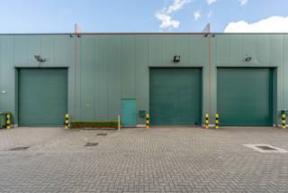 <strong>Goedgelegen KMO-unit met autostaanplaats te Lilsedijk Beerse.</strong><br /><span>200m² magazijn + 100m² mezzanine | Automatische sectionaalpoort | Elektriciteit conform</span><br /><br /><strong>Omschrijving:</strong><br /><span>De KMO-unit bevindt zich in het industrieterrein te Lilsedijk Beerse. De unit kent een totale oppervlakte van 300m², waarvan 200m² gelijkvloerse opslagruimte en 100m² mezzanine. De unit kan nog naar eigen wens ingericht worden. Zo </span><span>is er de mogelijkheid om bijvoorbeeld kantoor te voorzien op de mezzanine verdieping en/of toiletvoorzieningen te plaatsen. De KMO-unit is uitgerust met een automatische sectionaalpoort en</span><span> beschikt als extra over 1 autostaanplaats voor de unit. Verder is de unit voorzien van water en elektriciteit.<br /></span><br /><strong>Algemeen:</strong><br /><span>- Automatische sectionaalpoort<br />- 1 autostaanplaats<br /></span>- Top locatie!