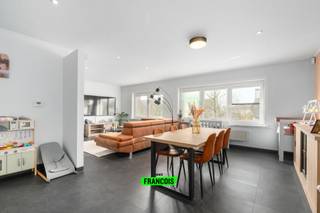 In Eine, een deelgemeente van Oudenaarde, treffen we deze instapklare en lichtrijke woning aan. Door de centrale ligging geniet de woning een uitstekende verbinding naar het centrum van Oudenaarde, winkels, scholen en openbaar vervoer.<br /><br />Technisch biedt de woning een regenwaterput, een ventilatiesysteem, HR-ketel op aardgas (2022), een waterverzachter, dak- en muurisolatie (EPC B) en een conforme elektrische keuring. Kortom; alles is aanwezig om nog vele jaren volop te genieten van deze prachtige eigendom.<br /><br />We betreden de woning via de ruime inkomhal die voorzien is van een aparte vestiaire. Verder biedt de woning op het gelijkvloers nog een ruime garage met automatische poort, wasplaats en een grote berging.<br /><br />Op de eerste verdieping bevindt zich de grote en lichtrijke woonkamer met gashaard, de eetplaats en de volledig ingerichte keuken. Vanuit de keuken is er de toegang tot een tweede ruime berging en het aanpalend terras. Verder is er ook nog een toilet.<br /><br />Op de tweede verdieping treffen we 3 grote slaapkamers en de pas gerenoveerde badkamer. De badkamer is voorzien van inloopdouche, ligbad, toilet en dubbel wasmeubel.<br /><br />Tot slot is er nog de geïsoleerde zolder en de gezellige tuin.<br /><br />Wenst u meer informatie of een bezoek? Neem dan snel contact op!<br /><br />