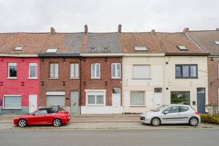 <br />Ben je op zoek naar een betaalbare woning met ruimte én mogelijkheden? Dan is deze woning gelegen in de <strong>Markebekestraat 124</strong> beslist een bezoek waard!<br /><br />Bij binnenkomst word je verwelkomd in de <strong>inkomhal </strong>die leidt naar een <strong>lichte en ruime leefruimte </strong>met een gezellige zithoek en eetplaats. De <strong>keuken </strong>biedt voldoende ruimte en wacht erop om volledig naar jouw smaak vernieuwd te worden. Verder vind je op het gelijkvloers de <strong>badkamer </strong>uitgerust met douche, lavabo en toilet.<br /><br />Vanuit de keuken heb je directe toegang tot het<strong> terras met uitweg langs achter.</strong><br /><br />Op de <strong>eerste verdieping </strong>bevinden zich <strong>twee ruime slaapkamers</strong>. De <strong>vaste trap naar de zolder </strong>onthult een zeer ruime <strong>zolderverdieping</strong>, die nog tal van mogelijkheden biedt: extra slaapkamers, een hobbyruimte of een thuiskantoor. <br /><br />Met een <strong>bewoonbare oppervlakte van 127 m² </strong>is dit de ideale woning voor <strong>starters </strong>of <strong>renovatieliefhebbers </strong>die hun eigen stempel willen drukken. <br /> <br /><strong>Neem snel contact op voor meer info of een bezoek! </strong><br />Simon - 0471 547 642 - simon@dekeyser.immo of <br />Yorben - 0468 188 061 - yorben@dekeyser.immo <br />