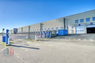 Site logistique fantastique à louer : +/- 30.834 m² d'espace de stockage (divisible de +/- 11.500 m² - 6 quais) sur un site de 58.732 m² APRÈS la sortie 21 Binche de l'E42 à Strépy-Bracquegnies. L'entrepôt, d'une hauteur libre de 10 m, est équipé de 30 quais de chargement, d'une porte sectionnelle et d'un sol en polybéton d'une capacité portante de 5 T/m². En outre, l'entrepôt est équipé d'un système de gicleurs, d'une cabine haute tension et d'une protection contre les incendies. Le site sera entièrement rénové. Si nécessaire, l'espace peut être subdivisé à partir de 11.500 m² et offre également la possibilité de 728 m² de bureaux . Doté d'un vaste espace de stationnement et de manœuvre, ce site est exceptionnellement fonctionnel pour les activités logistiques d'aujourd'hui. Contactez PANORAMA B2B pour de plus amples informations ou pour une visite sans engagement au 02 540 20 20.
