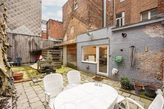 <p><span> </span></p><p><span>Charmant woning in een recent vernieuwde straat, mét prachtige gevel en enorm veel potentieel, letterlijk op een steenworp van de Grote Markt. Dit ruime pand combineert een instapklare, uitgeruste frituur met een lichtrijke woonst erboven – ideaal voor zelfstandigen, investeerders of wie graag wonen &amp; werken slim wil combineren. De stad gaf bovendien een positief advies voor functiewijziging naar woonst, detailhandel of kantoor (mits vergunning). Mooie bonus: een grote tuin én extra bijgebouw achteraan.</span></p><p><span> </span></p><p><span>Woonst met licht, charme &amp; ruimte</span></p><p><span>Via de brede traphal kom je op de eerste verdieping in een verrassend lichte en aangename leefruimte, waar de authentieke plankenvloer en hoge plafonds meteen zorgen voor een warme sfeer. De grote ramen langs beide kanten laten veel natuurlijk licht binnen, waardoor dit een heerlijke plek is om te ontspannen of te ontvangen.   Rechts van de leefruimte bevindt zich de open keuken, volledig geïnstalleerd en uitgerust met o.a. een oven, koelkast, diepvries, gasvuur, dampkap en anderhalve spoelbak. Dankzij het compacte ontbijthoekje heb je hier een gezellige plek voor je eerste koffie van de dag. Links van de leefruimte ligt een slaapkamer die zeker kan dienen als kinderkamer, logeerkamer of thuiskantoor.</span></p><p><span> </span></p><p><span>Een verdieping waar rust &amp; ruimte samenkomen</span></p><p><span>Op de tweede verdieping vind je een volwaardige slaapverdieping met drie kamers, een dressing en een badkamer.  De grootste kamer – 20 m² – doet dankzij het open dakvolume denken aan een kleine loft en kan perfect dienstdoen als master bedroom, studio of hobbyruimte. Daarnaast is er nog een slaapkamer met een handige ensuite dressing, en een derde slaapkamer met witgeschilderde plankenvloer die meteen gezellig aanvoelt.   De badkamer is praktisch ingericht met een douche, toilet en ruim lavabomeubel en vormt een centrale, handige ruimte op deze verdieping.</span></p><p><span> </span></p><p><span>Handelspand met mogelijkheden</span></p><p><span>De aparte inkom voor de frituur brengt je in een commerciële ruimte van ca. 110 m², volledig ingericht en 14 jaar geleden gerenoveerd. Alle apparatuur is aanwezig en klaar voor gebruik. Je hebt hier plaats voor 10 à 15 zitplaatsen, grote toog, een overzichtelijke counter en ingebouwde kasten.   Achteraan bevindt zich de professionele keuken, met o.a. dubbele spoelbakken, groot gasfornuis, meerdere ovens, koelingen en veel opbergruimte. Via de achterdeur wandel je naar de grote, onderhoudsvriendelijke tuin, ideaal als extra zitruimte in de zomermaanden.</span></p><p><span>Het bijgebouw achteraan – met pas vernieuwd dak – is perfect als opslag of zelfs buitentoog.</span></p><p><span> </span></p><p><span>Wonen in de schaduw van de Grote Markt</span></p><p><span>Je woont én werkt hier pal in het centrum, vlakbij de Grote Markt. De Otterstraat werd recent volledig vernieuwd, waardoor je hier in een frisse, mooi aangelegde straat zit. Alle winkels, horeca, scholen en openbaar vervoer liggen letterlijk om de hoek – beter wordt het niet voor wie graag leeft in de bruisende kern.</span></p><p><span> </span></p><p><span> </span></p>