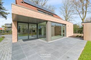 <p><span>Locatie<br /></span><span>De woning bevindt zich in het absolute centrum van Sleidinge.<br />Op korte afstand ligt de dorpskern met de wekelijkse markt op vrijdag, diverse winkels en gezellige horecazaken.<br />Bovendien bevinden het station, het cultuurcentrum, de bibliotheek, medische voorzieningen en scholen zich allemaal op wandelafstand.<br />Tot slot bereik je de R4 in slechts tien minuten rijden.<br /><br /></span><span>Uiterst energiezuinige en instapklare woning met prachtige bomen in de tuin<br /></span><span>Je betreedt deze nieuwe woning via een mooie steel look deur en wordt verwelkomd in de ruime leefruimte vol licht en zicht op de tuin.<br />De open keuken is een pareltje, hier geniet je van fijne kookmomenten met je gezin.<br />Verder op het gelijkvloers het comfort van een eerste slaapkamer, of apart bureau, met douchekamer, gastentoilet en een inpandige garage.<br />Op de verdieping vind je 3 grote slaapkamers, een luxe badkamer met ligbad, douche en apart toilet.<br />De zolder is een ideale bergruimte.<br />In de tuin is het genieten van de prachtige bomen en de zon, alles is perfect aangelegd, inclusief kwalitatief tuinhuis.<br />Hier woon je meteen goed!<br /><br /></span><span>Extra<br /></span><span>/ zeer kwalitatieve materialen en instapklaar<br />/ volledig aangelegde tuin met tuinhuis van 9m²<br />/ automatische poort met brievenbus en parlofoon<br />/ geothermie en warmtepomp voor vloerverwarming en koeling<br />/ domotica<br />/ ventilatiesysteem D<br />/ 16 zonnepanelen met batterij<br />/ alarm<br />/ laadpaalvoorziening in garage<br />/ EPC A+<br /><br /></span><span>Troeven<br /></span><span>/ locatie<br />/ kwaliteit<br />/ energiezuinig<br />/ wonen zonder zorgen!<br /><br /></span><span>Financieel<br /></span><span>/ vraagprijs exclusief verkoopkosten en BTW 6%<br /><br /><br /><br /></span><span>disclaimer: enkele foto's werden met AI bewerkt</span></p><p><span> </span></p><p><span> </span></p>