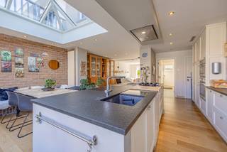 Deze knappe gezinswoning bevindt zich in een rustige en groene woonomgeving te Heist en vormt een ideale thuisbasis voor wie op zoek is naar comfort, licht en gezelligheid. Dankzij de grote glaspartijen geniet de woning van een overvloed aan natuurlijk lichtinval, wat zorgt voor een aangename en warme sfeer in elke ruimte.<br /><br />De woning werd smaakvol ingericht en beschikt over een mooie balans tussen functionaliteit en gezelligheid. De leefruimte sluit naadloos op de luxueuze volledig ingerichte leefkeuken aan en biedt een open, uitnodigende omgeving voor het hele gezin. <br /><br />Buiten geniet U van zowel een charmante voortuin als een gezellig aangelegde achtertuin met terras en tuinhuis — ideaal om te ontspannen in alle rust. Bovendien beschikt de woning over een goede EPC-score, wat bijdraagt aan het energiezuinige karakter.<br /><br />Kortom, een leuke gezinswoning op een rustige ligging, waar comfort en gezelligheid hand in hand gaan.<br /><br />Indeling:<br /><br />Gelijkvloers:<br />- Leuk voortuintje,<br />- Inkomhal met gastentoilet,<br />- Lichtrijke leefruimte met volle parketvloer,<br />- Luxueuze, volledig ingerichte leefkeuken,<br />- Gezellig, mooi aangelegd terras met tuinhuis,<br /><br />1ste verdieping:<br />- Drie volwaardige slaapkamers,<br />- Badkamer voorzien van inloopdouche, wastafel en toilet,<br /><br />2de verdieping:<br />- Ruime master bedroom,<br /><br />Bent U op zoek naar een instapklare, lichtrijke gezinswoning op een rustige locatie te Heist? Neem vandaag nog contact op voor een bezoek ter plaatse en ontdek zelf de troeven van deze woning!