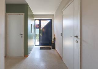 <p>Welkom in deze vrijstaande villa op een perceel van maar liefst 1.200 m², met <strong>385 m² bewoonbare oppervlakte</strong> en een uitzicht waar je onmogelijk op uitgekeken raakt.<br />Toen deze villa in 1990 werd ontworpen, werd er duidelijk niet alleen gekeken naar vier muren en een dak. Hier werd nagedacht over licht en de omgeving. Het resultaat? Een villa waar binnen en buiten voortdurend met elkaar in verbinding staan.</p>
<p>De wagen parkeer je moeiteloos op de ruime oprit of in de garage met elektrische poort. Binnen word je verwelkomd in een royale inkomhal met vestiaire en gastentoilet.<br />Rechts bevindt zich een extra kamer die vandaag dienstdoet als slaapkamer, maar net zo goed het ideale thuiskantoor kan worden.<br />Perfect voor thuiswerkers, zelfstandigen of wie graag een rustige hobbyruimte heeft.<br /><br />De leefruimte is royaal, lichtrijk en volledig gericht op wat zich achteraan afspeelt.<br />Want daar ligt de echte luxe! Niet in marmer of gouden kranen... Maar in ruimte, stilte en groen.</p>
<p>De grote raampartijen trekken je automatisch naar buiten, waar een zonnige westgerichte tuin op je wacht. Een tuin waar kinderen kunnen ravotten, vrienden blijven hangen tot zonsondergang en waar een frisse duik in <strong>het zwembad</strong> op warme dagen eerder regel dan uitzondering wordt.</p>
<p>En dan hebben we het nog niet gehad over het uitzicht.<br />Achteraan grenst het perceel rechtstreeks aan natuurdomein <strong>“De Grote Boshoek”</strong>. Geen achterburen, behalve misschien enkele paardjes die rustig staan te grazen. En vooral geen zorgen dat er ooit een appartementsgebouw uit de grond schiet. Enkel weilanden, bomen en een uitzicht dat elk seizoen weet te verrassen.</p>
<p>Verder beschikt de tuin over een ruime berging. Handig voor tuinmateriaal, eventueel een buitenkeuken, poolhouse of voor wie graag wat extra ruimte achter de hand heeft.</p>
<p>Ook binnen zit alles goed.<br />De vernieuwde keuken met eiland is ruim, praktisch en gezellig. Zo'n keuken waar ontbijt, huiswerk, aperitief en familiefeestjes moeiteloos door elkaar lopen.<br />Via de berging bereik je rechtstreeks de garage.</p>
<p>Op de eerste verdieping wachten nog vier slaapkamers, twee badkamers en een apart toilet.<br />De master bedroom, met eigen dressing en recent vernieuwde ensuite badkamer, heeft bovendien een eigen terras. Een verborgen plekje boven de tuin waar je ongestoord kan genieten van de rust en het uitzicht.</p>
<p>Op het dak liggen reeds 33 zonnepanelen. Het EPC behaalt vandaag label D, voornamelijk door de elektrische vloerverwarming. Volgens het EPC verslag kan een eenvoudige omschakeling naar airco's of warmtepomp de score echter richting 100 kwh/m2 (= klasse A) brengen, goed voor een aanzienlijke energetische verbetering!</p>
<p>Wat deze woning zo bijzonder maakt?<br />- Vrijstaand wonen op een uitstekende locatie in Hove<br />- Vijf slaapkamers<br />- Twee badkamers<br />- Een vernieuwde keuken en badkamer<br />- Een zwembad<br />- 33 zonnepanelen<br />- AREI conform bij akte<br />- Een perceel van ca. 1.200 m²<br />- Eindeloos groen achteraan<br />- En vooral: een uitzicht waarvan je weet dat het blijft…<br /><br />Vraagprijs betreft een richtprijs.<br /><br />Vg,Wg,Gmo,Gvkr, Gvv, geen overstromingsgevoelig gebied</p>