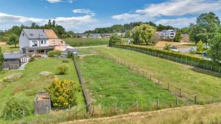 <p>Voor meer informatie of een bezoek, bel 02/532.22.57 - Roosdaal (Pamel): In een rustige straat in het landelijke Pamel, biedt Topo-Immo u deze prachtige Zuid-gerichte bouwgrond aan met een oppervlakte van <strong>10a 74ca</strong>, geschikt voor het oprichten van een <strong>halfopen bebouwing</strong>. Het perceel is maar liefst <strong>11,19m breed</strong> en meet een mogelijke <strong>gevelbreedte van 8m!</strong> Bouwdiepte gelijkvloers: 12m - Bouwdiepte verdieping: 12m. Kroonlijsthoogte maximaal 6,5m minimaal 5m met een nokhoogte van maximaal 11m. Winkels, scholen en openbaar vervoer bevinden zich in de nabijheid. Vlakbij het centrum van Pamel! Interesse in deze unieke bouwgrond? Neem dan snel contact op met ons om het dossier in te kijken op kantoor! Maatregelenregister in aanvraag. Het aandeel van de koper in de verkavelingskosten is <u>niet</u> inbegrepen in de geafficheerde verkoopprijs.</p>