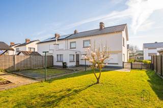 Ruime gezinswoning met 4 slaapkamers, garage, zuidgericht terras en tuin, gelegen in een aangename en goed bereikbare omgeving! Deze woning...