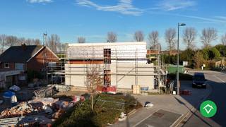 Deze nieuwbouwwoning is gelegen te Zande en bestaat uit: <br /><br />Gelijkvloers: inkomhal - gastentoilet - lichtrijke living met open ingerichte keuken - berging - bureau.<br /><br />Op 1ste verdieping: nachthal - afzonderlijk toilet - 3 slaapkamers - badkamer.<br /><br />troeven van deze woning: <br /><br />- rustige en centrale ligging, dichtbij Gistel en de kust<br />- energiezuinig<br />- kwalitatief en duurzaam afgewerkt<br />- 6% BTW mogelijk !<br /><br />EPC: Woning in aanbouw<br /><br />Prijs 555 000 € (exclusief registratierechten op de bouwgrond, exclusief BTW op de constructie, exclusief aansluitingskosten. Exclusief kosten landmeter, architect, .... ).