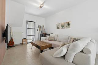 <div>
<p>+++OPPERSTRAAT 254 - 1770 LIEDEKERKE+++</p>
<p>Bent u op zoek naar een instapklare woning met veel ruimte voor het hele gezin? Dan is deze <strong>verrassend ruime</strong> gesloten bebouwing zeker een bezoek waard! Bij het binnenkomen wordt u verwelkomd in de inkomhal met apart gastentoilet. De <strong>lichtrijke woonkamer </strong>sluit naadloos aan op de zeer ruime, <strong>volledig geïnstalleerde open keuken</strong>, het hart van de woning waar gezelligheid en functionaliteit samenkomen. Aansluitend bevindt zich de <strong>garage</strong>, die rechtstreeks bereikbaar is vanuit de keuken.Vanuit de keuken heeft u eveneens toegang tot het g<strong>ezellige, overdekte terras</strong>, <strong>perfect georiënteerd</strong> op het zuidwesten zodat u optimaal kunt genieten van de zon. De aangename <strong>tuin </strong>biedt voldoende ruimte voor ontspanning en beschikt achteraan over een <strong>dubbel tuinhuis</strong>, ideaal voor extra opslag of hobbyruimte. Op de eerste verdieping vindt u een <strong>praktische berging/wasplaats</strong>, een <strong>badkamer </strong>uitgerust met ligbad, douche, lavabo en toilet, evenals <strong>drie volwaardige slaapkamers</strong>.Via één van de slaapkamers bereikt u met een vaste trap de zolderverdieping, waar nog <strong>twee extra (slaap)kamers </strong>werden ingericht. Hierdoor beschikt de woning in totaal over maar liefst vijf slaapkamers, ideaal voor grote gezinnen, thuiswerkers of wie graag extra ruimte heeft. <span>Contacteer ons voor een bezoek via info@immoteam.be of 0478/059069</span></p>
</div>