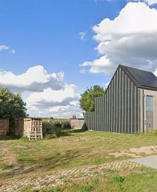 <p><span>Goedgelegen bouwgrond: </span></p><p><span> </span></p><p><span>Enkel eengezinswoningen (incl. zorgwoningen) zijn toegelaten. Woningsplitsing is niet toegestaan.</span></p><p><span>Complementaire functies (kantoor, vrij beroep, handel, horeca, dienstverlening of ambacht) zijn mogelijk tot max. 100 m², mits ondergeschikt aan wonen.</span></p><p><span> </span></p><p><span>Open en halfopen bebouwing toegestaan.</span></p><p><span>Bouwzone hoofdgebouw: 17 m diep vanaf de voorgevel.</span></p><p><span>Max. kroonlijsthoogte 7 m, nokhoogte 11 m, dakhelling tot 45°.</span></p><p><span>Gelijkvloers + verdieping + dakverdieping mogelijk.</span></p><p><span>Max. bouwdiepte gelijkvloers: 17 m.</span></p><p><span>Garage, carport of berging toegestaan (zonder woonfunctie).</span></p><p><span> </span></p><p><span> </span></p><p><span> </span></p><p><span> Belangrijk: dit is een samenvatting. De officiële voorschriften zijn bepalend. </span></p>