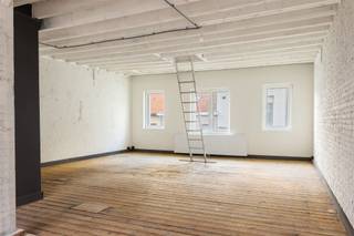 <p><span>Gerenoveerd atelier / polyvalante ruimte van ca 160 m² met loftallure, in het centrum van de stad, vlakbij winkels, scholen en openbaar vervoer.</span></p><p><span>Dit atelier is deel van een recent gerenoveerd pakhuis en baadt in een industrieel/loftachtige sfeer met een hedendaags tintje.</span></p><p><span>Het gebouw is gekend en vergund als pakhuis, en wordt met basisakte opgeleverd in 4 vergunde ateliers/polyvalente ruimtes/...</span></p><p><span>Domiciliëring is echter niet toegelaten.</span></p><p><span> </span></p><p><span>Indeling:</span></p><p><span> </span></p><p><span>Gelijkvloers centrale gemeenschappelijke inkomhal met toegang tot de traphal.</span></p><p><span>Op de 3de verdieping vinden we dit atelier van 160 m² (volgens EPC). Het betreft quasi 1 grote open ruimte.</span></p><p><span>Er is wel een afgesloten badkamer (met douche, toilet en lavabomeubel) en een afgesloten berging (CV installatie en wasplaats).</span></p><p><span> </span></p><p><span>Bijzonderheden:</span></p><p><span> </span></p><p><span>Het gebouw werd in 2023 volledig gerenoveerd. Elektriciteit conform AREI, gunstig EPC attest (A), nieuwe keuken en badkamer, ...</span></p><p><span>Aparte meters voor water, gas en elektriciteit. P score : A en G score :  A.</span></p><p><span> </span></p><p><span>Ideaal voor creatieve geesten, schilders, kunstenaars, mensen die een plaats zoeken om tot rust te komen, een eigen schuilplekje in de stad.</span></p>