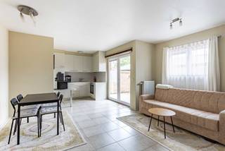 <p>Bent u op zoek naar een gelijkvloers appartement met garage in Affligem? Dan stellen wij u graag dit lichtrijke appartement voor.</p>
<p>Gelegen in de Daalstraat geniet u hier van een uitstekende bereikbaarheid. Scholen, winkels, openbaar vervoer en de op- en afrit van de E40 bevinden zich op korte afstand.</p>
<p><span>Indeling<br /></span><br />Het appartement bevindt zich op het gelijkvloers van een kleinschalige residentie.</p>
<p>Via de inkom-/nachthal komen we in de gezellige woonkamer, waar grote raampartijen zorgen voor een aangename natuurlijke lichtinval. Vanuit de leefruimte heeft u rechtstreeks toegang tot het achtergelegen, zuidgericht terras. De ideale plek om in alle rust en privacy te ontspannen.</p>
<p>Aansluitend bevindt zich de open keuken, uitgerust met alle nodige comfort, evenals een praktische berging.</p>
<p>Verder beschikt het appartement over één volwaardige slaapkamer, een bureau / kleine kamer, een badkamer met inloopdouche en een afzonderlijk gastentoilet.</p>
<p>Een absolute meerwaarde is de inpandige garage, die zorgt voor extra comfort en bergruimte.</p>
<p><strong>Huurprijs:</strong> € 900/maand + € 10 gemeenschappelijke kosten<br /><strong>Beschikbaar vanaf:</strong> 1 oktober</p>
<p>Interesse? Contacteer ons voor een bezoek ter plaatse.<br /><strong>info@impromove.be - 02 887 80 56</strong></p>