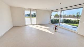 <strong>Appartement 0.04 – Comfortabel gelijkvloers wonen met tuin in Klaverstuk 24</strong><br /><br />Welkom in <strong>appartement 0.04</strong>, een smaakvol en instapklaar appartement in het moderne nieuwbouwproject <strong>Klaverstuk 24</strong> te Zedelgem.<br />Met een slimme indeling, twee badkamers en een gezellige tuin biedt dit appartement alles wat u zoekt in uw nieuwe thuis.
<h4><strong>Kenmerken van appartement 0.04</strong></h4>
<ul>
<li>* Bewoonbare oppervlakte: 91 m²</li>
<li>* Inkomhal met vestiaire en apart gastentoilet.</li>
<li>* 2 comfortabele slaapkamers, ideaal voor gezinnen, koppels of als logeer- en werkruimte.</li>
<li>* 2 badkamers: één met meubel en douche, en één met meubel en bad voor extra luxe.</li>
<li>* Lichtrijke leefruimte met grote ramen en een moderne open keuken.</li>
<li>* Handige wasplaats voor extra opbergruimte.</li>
<li>* Gezellig terras van 10 m² en een aangelegde tuin van 45 m², perfect om te ontspannen.</li>
<li>* Inclusief ondergrondse parkeerplaats en fietsenberging.</li>
</ul>
<h4><strong>Hoogwaardige afwerking en energiezuinig</strong></h4>
Dit appartement is volledig instapklaar en uitgerust met:
<ul>
<li>* Vloerverwarming voor optimaal comfort.</li>
<li>* Warmtepomp en zonnepanelen voor een duurzame en energiezuinige woning.</li>
<li>* Een E-peil van 30, waardoor u geniet van vrijstelling op de onroerende voorheffing.</li>
</ul>
<h4><strong>Wonen in het groene Zedelgem</strong></h4>
Klaverstuk 24 biedt u een rustige en groene woonomgeving met vlotte verbindingen naar het centrum van Zedelgem en omliggende steden zoals Brugge. Alle voorzieningen zijn binnen handbereik.<br /><br />Met zijn comfortabele indeling en buitenruimte is appartement 0.04 een perfecte plek om te wonen en te genieten.<br /><strong>Contacteer ons vandaag nog voor meer informatie of een bezoek.</strong><br /><br />Uw nieuwe thuis wacht op u!<br /><br /><strong>051 21 11 11 of matias@imfiro.be</strong>