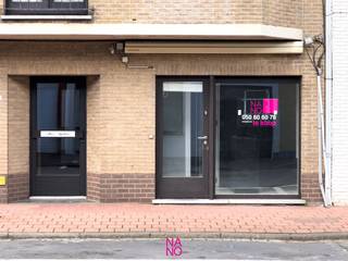 Deze eigendom is centraal gelegen vlakbij het centrum van Knokke en biedt op vandaag een ingerichte ruimte met onder meer een inkom, verschillende compartimenten, ingemaakte kasten, kitchenette, afzonderlijk toilet en douche.<br /><br />Volgens de basisakte en de stedenbouwkundige gegevens is het goed oorspronkelijk bestemd als autobergplaats (garage), hetgeen een mooie opportuniteit biedt. Gebruik als handelspand is eventueel mogelijk, mits de nodige aanpassingen worden verricht hiervoor. <br /><br />Dankzij de centrale ligging, de vlotte bereikbaarheid en de aanwezige parkeermogelijkheden, betreft dit een bijzonder interessante opportuniteit, zowel voor eigen gebruik als investering.<br />Onmiddellijk vrij bij akte. EPC: C-label.<br /><br />Zeer interessante prijs.