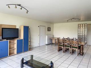 Ontdek dit verrassend groot en lichtrijk appartement in de rustige residentie "De Carnin", op wandelafstand van het centrum van Staden en met zicht...