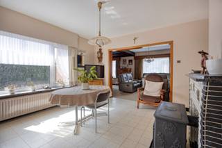 Deze gezinswoning met 3 slaapkamers biedt heel wat potentieel en is ideaal gelegen in Heppen. Alle voorzieningen, zoals winkels, horeca, scholen en openbaar vervoer, bevinden zich op wandelafstand. Dankzij de nabijheid van de N72, N73 en N141 zijn zowel de woning als de omliggende gemeenten vlot bereikbaar.<br /><br />Indeling:<br />We betreden de woning via de inkomhal. Deze geeft meteen toegang tot de ruime woonkamer en de keuken. Via de keuken bereiken we zowel de kelder als de eetkamer met kachel en de berging/wasplaats. Aansluitend op de berging bevindt zich een werkruimte, die eveneens perfect kan dienen als extra bergruimte. Daarnaast is er langs buiten ook een apart toilet bereikbaar.<br /><br />Op de eerste verdieping bevinden zich 3 slaapkamers en een badkamer, uitgerust met een toilet, douche en wastafel. De grootste slaapkamer beschikt bovendien over een aangrenzende ruimte die ideaal kan dienen als dressing.<br /><br />Via een valtrap in de nachthal is ook de handige zolder bereikbaar, die extra opbergruimte biedt.<br /><br />Buitenruimte:<br />Buiten kan u volop genieten van het buitenleven op het ruime perceel van maar liefst 14 a 59 ca. Daarnaast beschikt de woning over een garage.<br /><br />Extra troeven:<br />- Veel potentieel<br />- Ruim perceel van 14 a 59 ca<br />- Rustige en gunstige ligging<br /><br />Renovatieverplichting voor residentiële gebouwen is van toepassing. Meer info: https://energiesparen.be/renovatieverplichting.<br /><br />Voor meer informatie of een bezoek, neem contact met ons op via info@vastengoed.be of bel naar 014/72 73 74.<br /><br />(Wenst u een gratis schatting van uw eigendom? Neem contact met ons op via 014/72 73 74.)